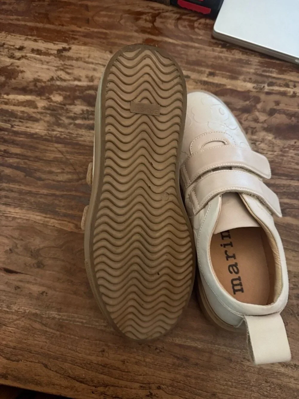 unisex Marimekko Rinnekedolla Cream Leather Embossed Floral Sneakers. 41